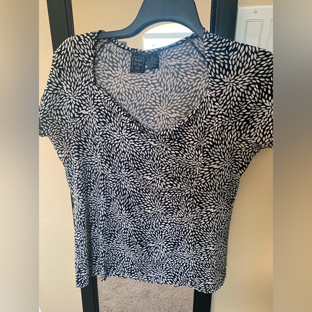 Suzie In The City Monochrome Patterned Short Sleeve Top